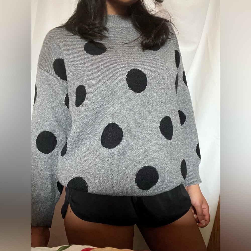 Very nice material crew neck. Super soft and warm perfect for fall and winter.